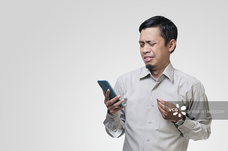 支付信用卡账单时的震惊表情图片素材