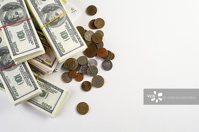 美元和欧元，成捆的欧盟和美国纸币，来自不同国家的硬币，金融经济概念，工资、贿赂、利润或信贷资金，留白图片素材