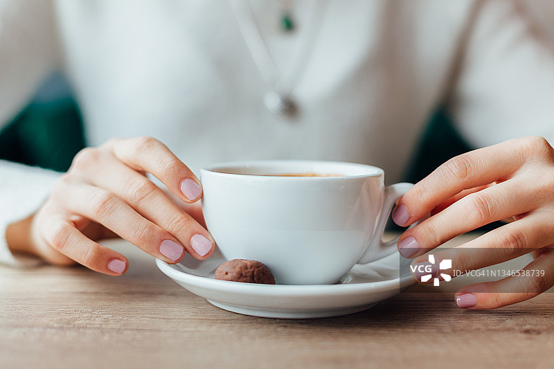 手捧咖啡杯的女人图片素材