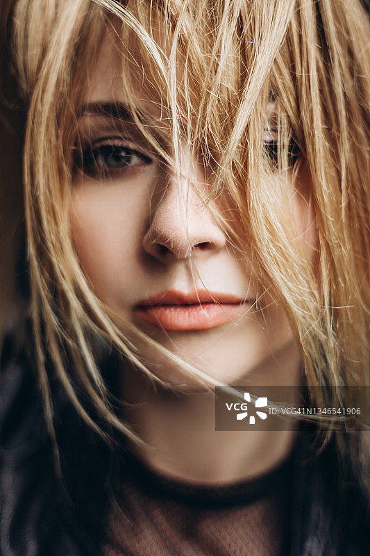 拥有时尚发型的年轻女人图片素材