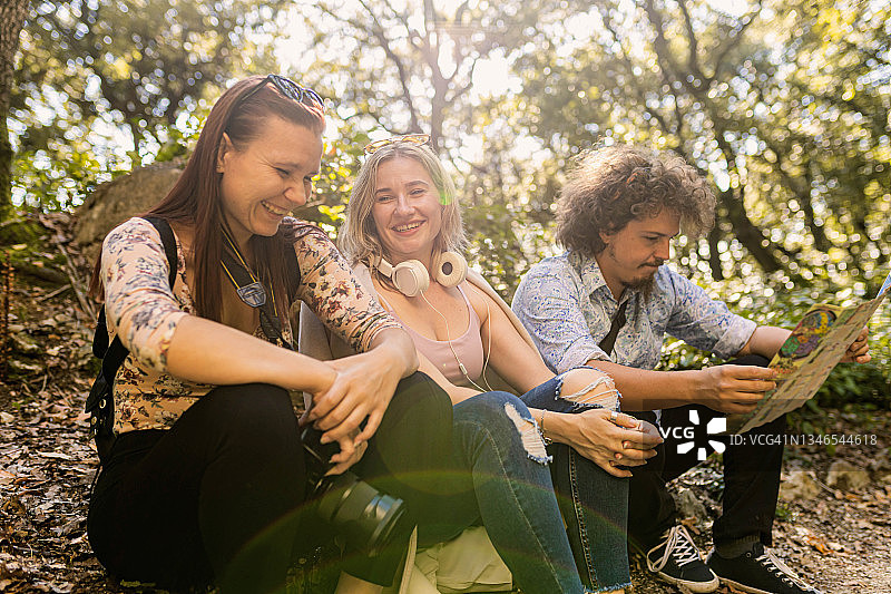 一群在城市观光中休息的迷人朋友图片素材
