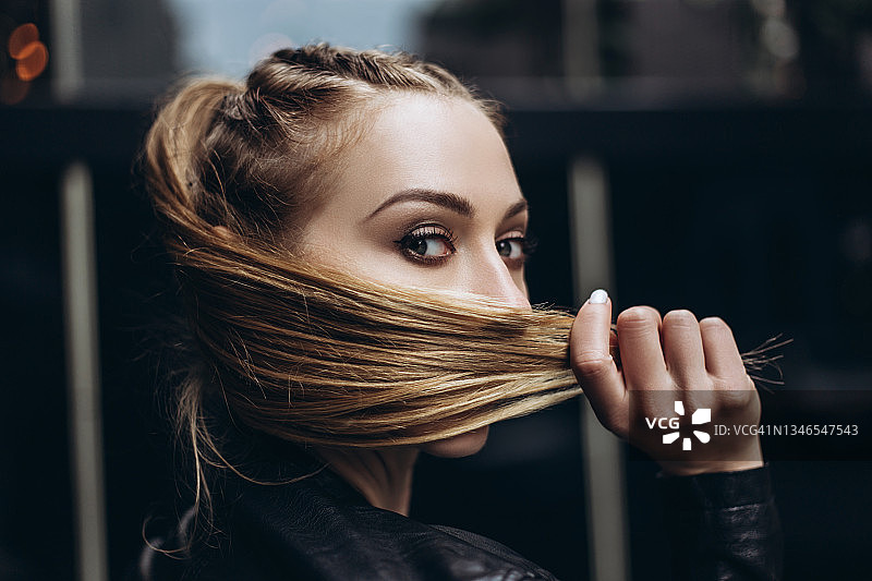 看向镜头的年轻女子侧脸图片素材