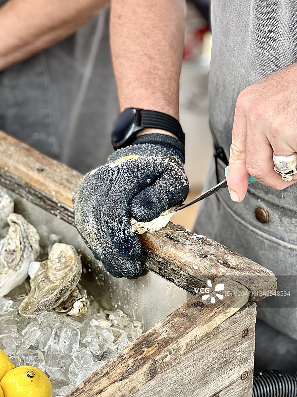 剥牡蛎图片素材