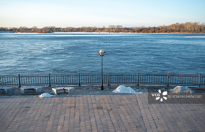 清晨伊尔库茨克安加拉河滨水区景色图片素材