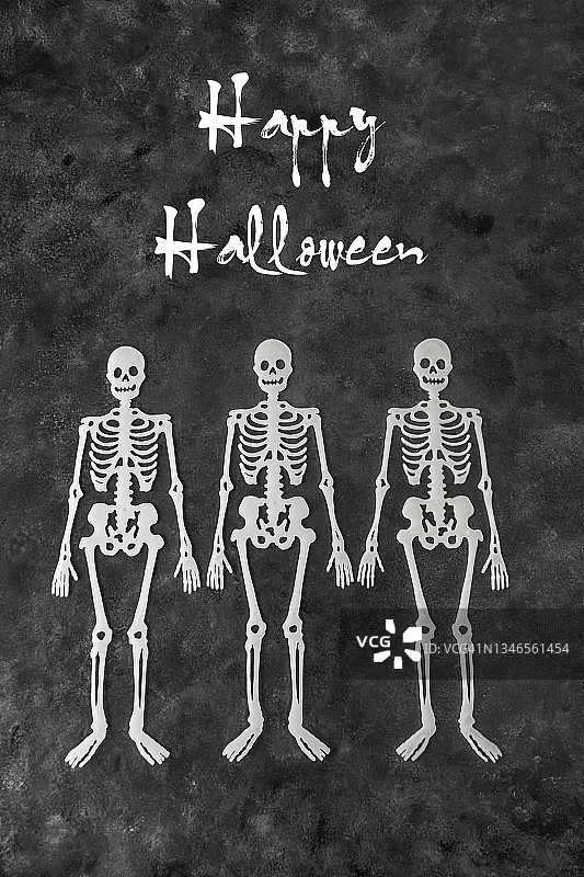 “万圣节快乐”信息和黑色背景上的骷髅。 幽灵般的万圣节之夜。 万圣节庆祝概念图片素材