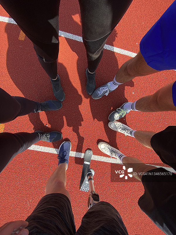运动人士围成一圈站立图片素材