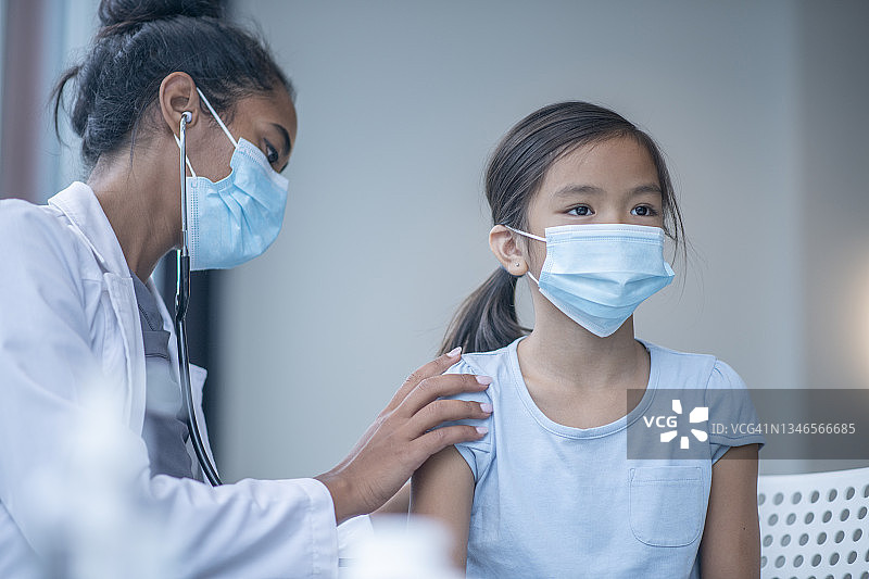 医生为接种疫苗后的患者包扎绷带图片素材