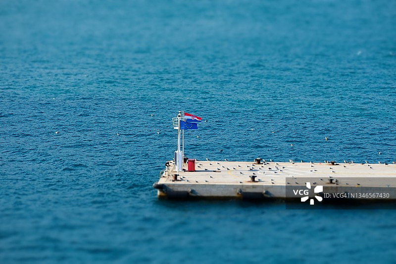 海中带有旗帜的码头图片素材