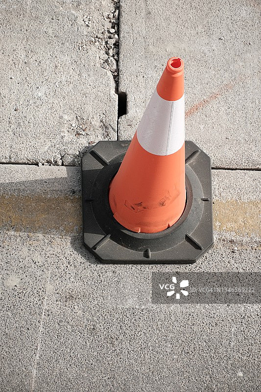 红白色塑料交通锥图片素材