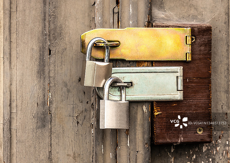 双重锁定图片素材