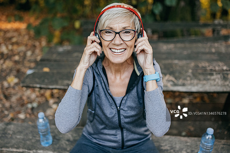 运动后在自然中休息图片素材