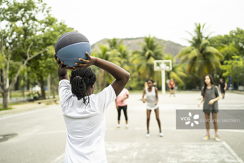 动感十足的女子高中篮球比赛图片素材