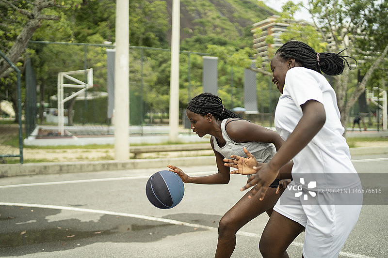 两个女孩打篮球图片素材