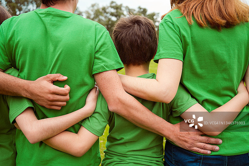 在公园里互相拥抱的志愿者图片素材