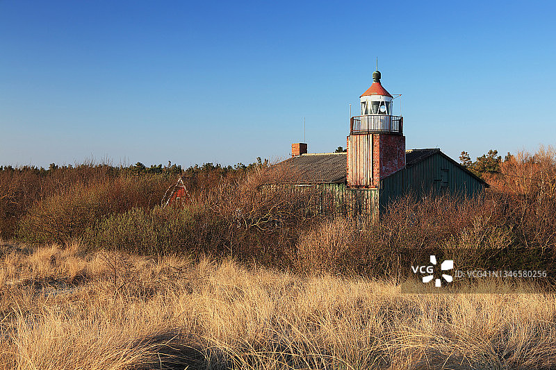 德国梅克伦堡-前波美拉尼亚州伍斯特罗附近沙丘中的旧灯塔图片素材