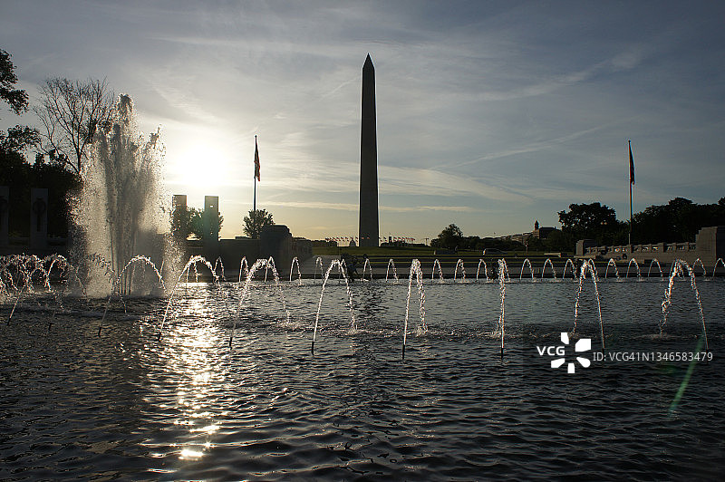 从二战纪念喷泉看华盛顿纪念碑图片素材