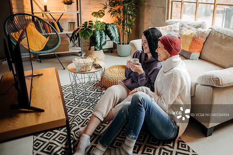 一家人看电视图片素材