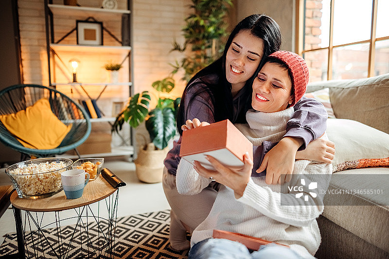 母亲节或生日惊喜图片素材