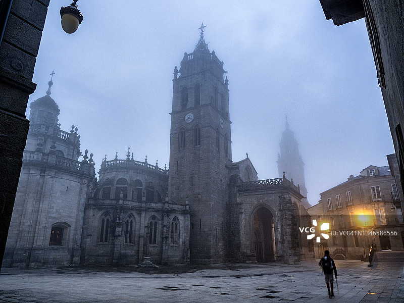 卢戈市黎明时分的大教堂，一位朝圣者正前往圣地亚哥-德孔波斯特拉图片素材