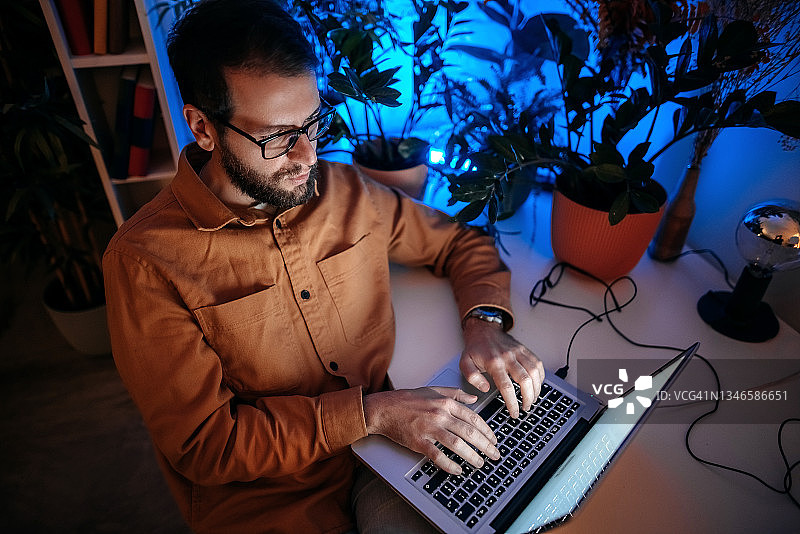 晚上在家工作很有趣图片素材