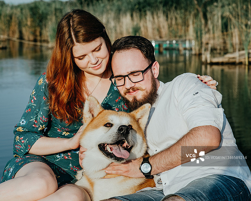 女孩和男人拥抱小狗图片素材