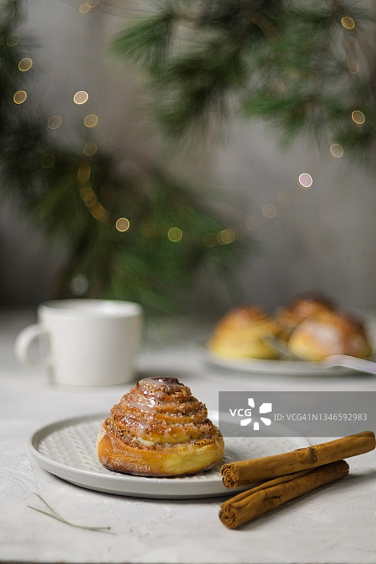 节日背景下的自制肉桂卷和咖啡图片素材