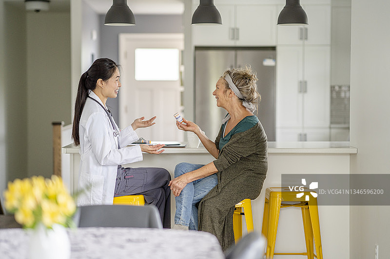 年长的女人询问她的药物图片素材