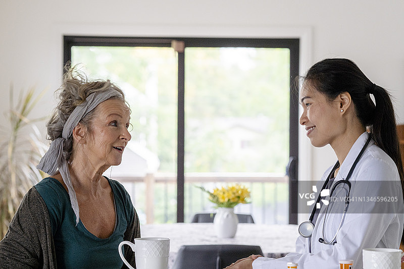 病人和医生在家访时喝咖啡图片素材