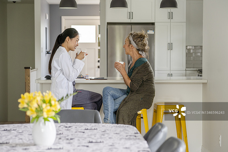 病人和医生在家访时喝咖啡图片素材