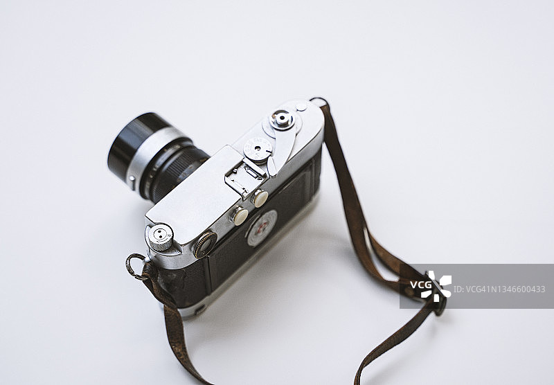 桌子上的老式旁轴相机图片素材