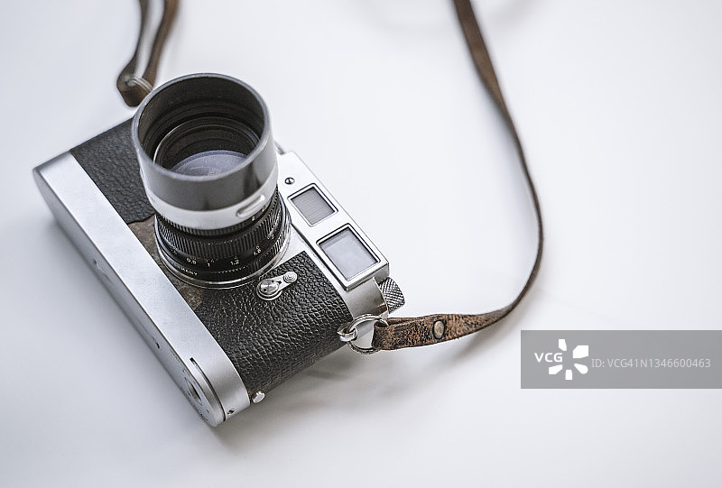 桌子上的老式旁轴相机图片素材