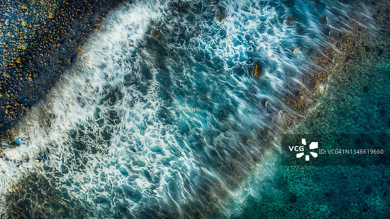 岩石海岸海浪拍打鸟瞰图片素材