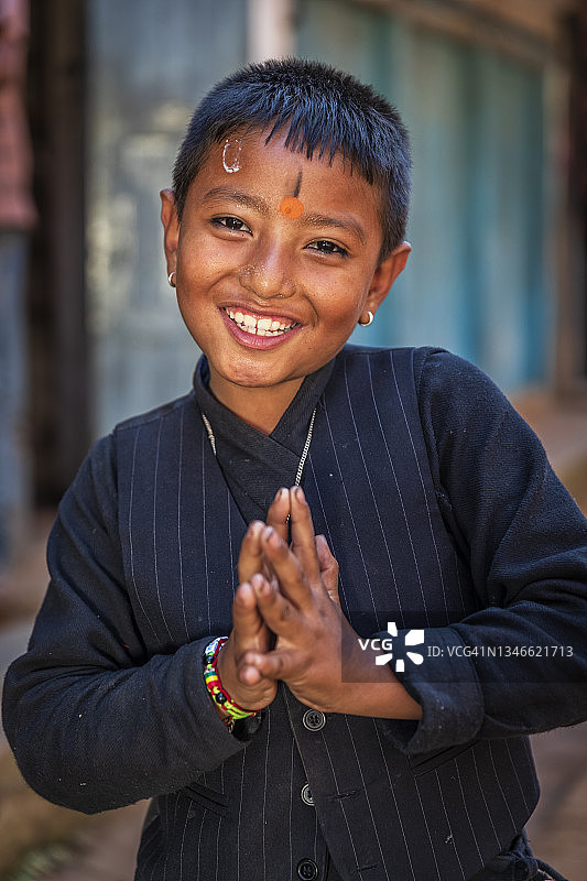 你好！尼泊尔巴克塔普尔的年轻尼泊尔男孩肖像图片素材