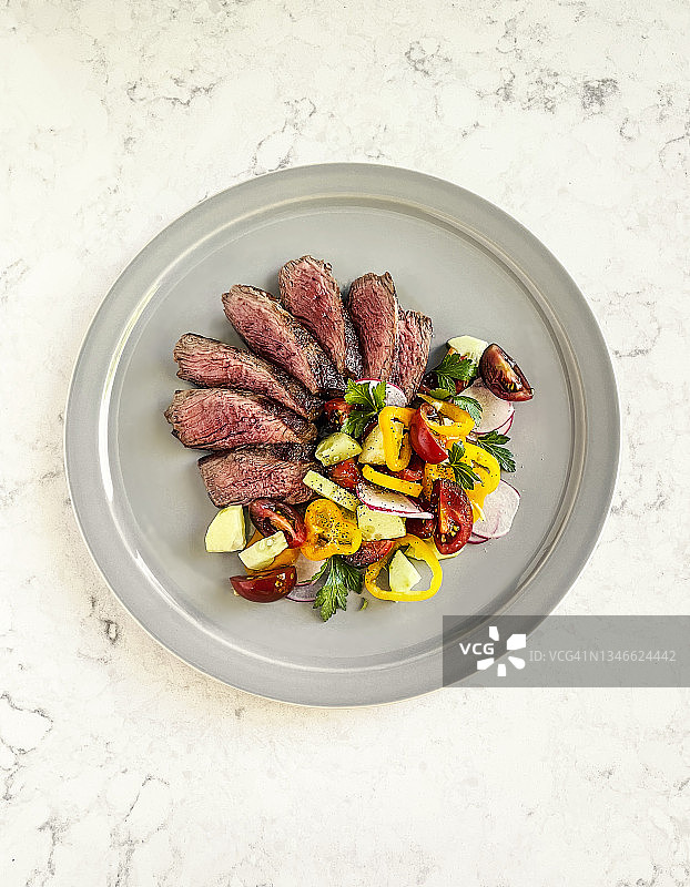大理石背景上的鲜沙拉牛排图片素材