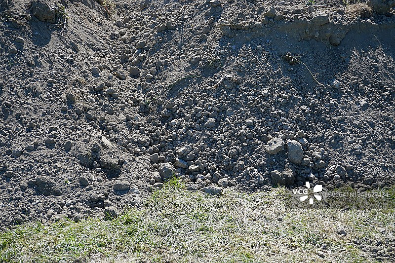 草坪上建筑工地的泥土堆图片素材