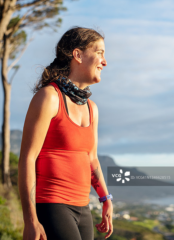 笑容满面的脑瘫女人在越野跑后欣赏风景图片素材