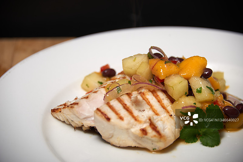 剑鱼配芒果莎莎酱图片素材