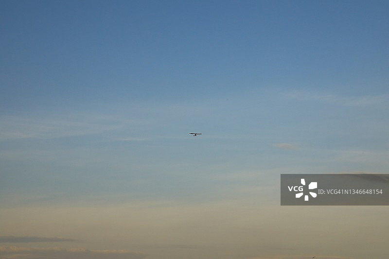 阴霾天空下的来机图片素材
