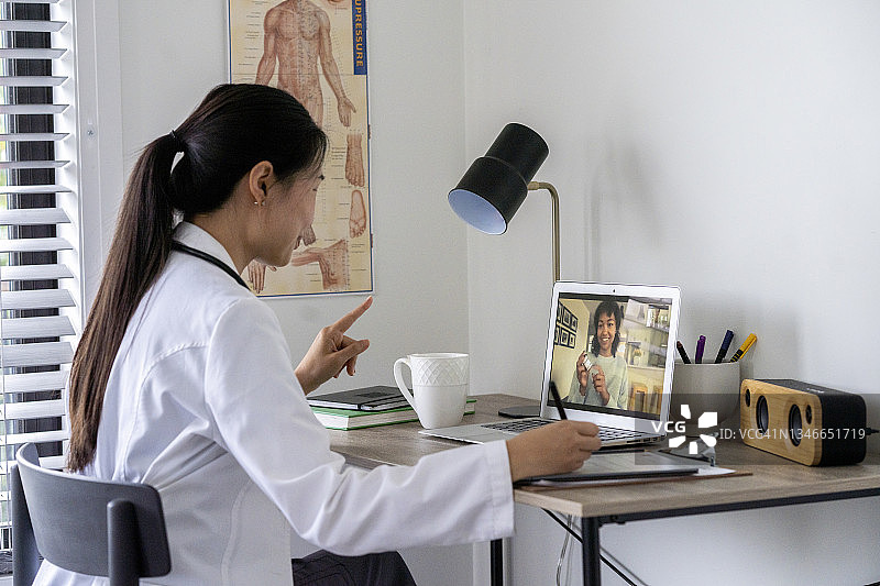 在患者视频通话中提供用药指导图片素材