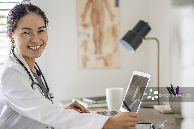 在家远程办公的医生图片素材