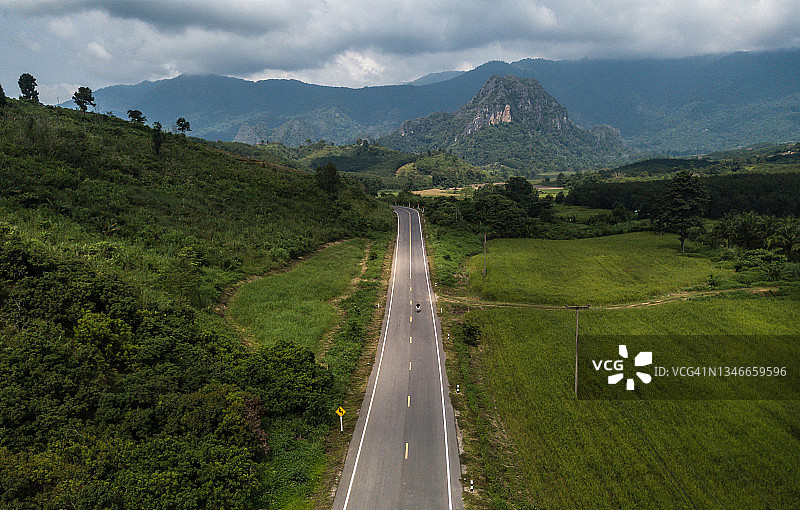 连接泰国北部楠府和帕尧府的蜿蜒山路1148号公路航拍图片素材