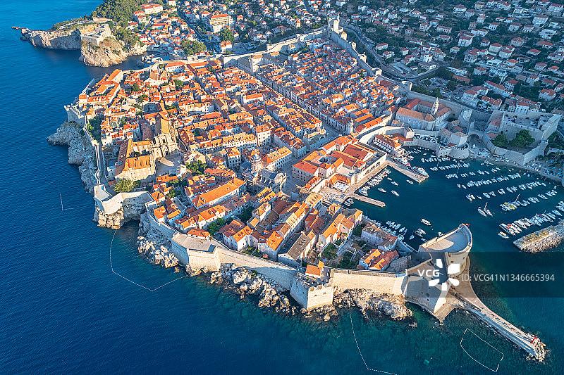 克罗地亚杜布罗夫尼克老城的黎明之光图片素材