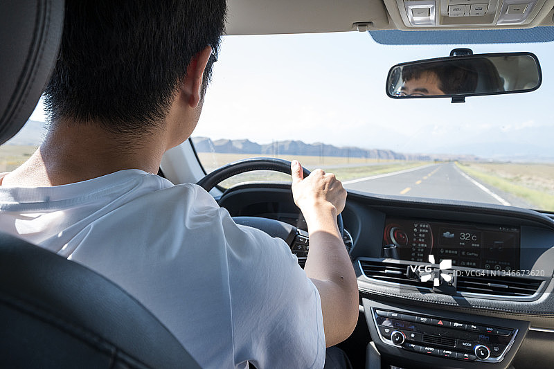 一个正在开车的男人的背影图片素材