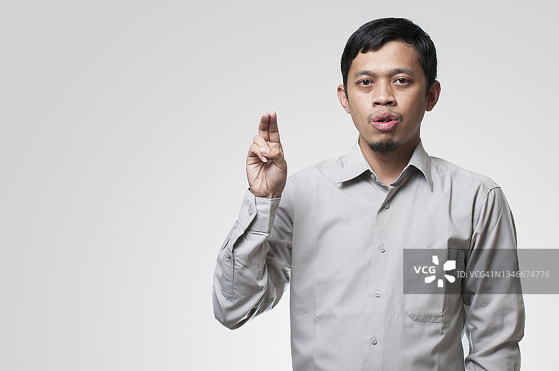 年轻男士用手势表达图片素材