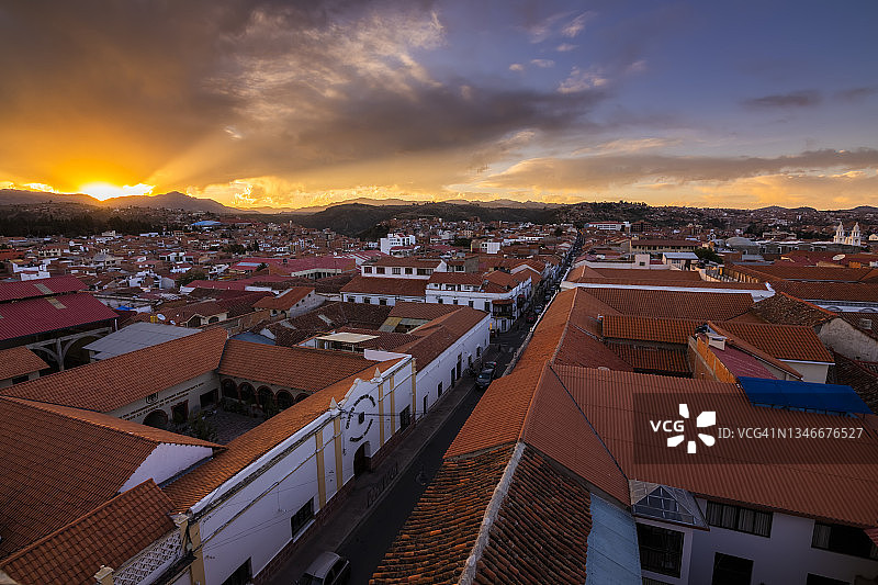 玻利维亚苏克雷城市景观及其历史殖民建筑日落景色图片素材