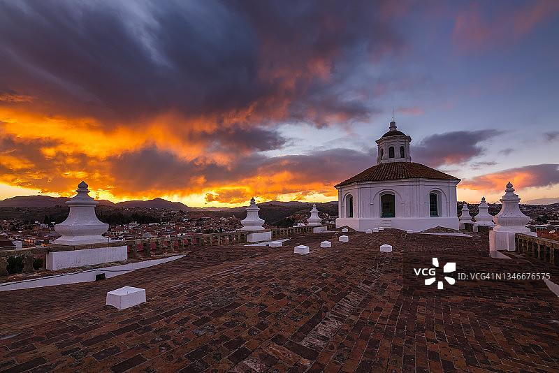 玻利维亚苏克雷，圣费利佩内里教堂日落景色图片素材