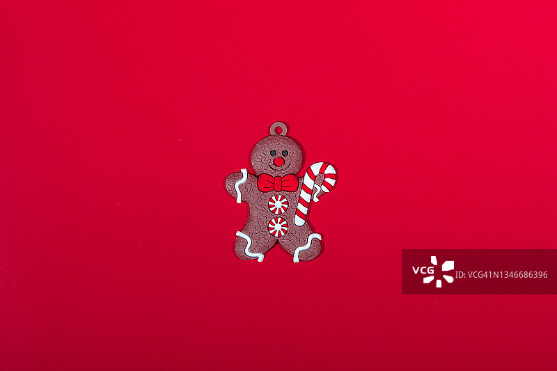 红色背景上的圣诞树姜饼人挂饰图片素材