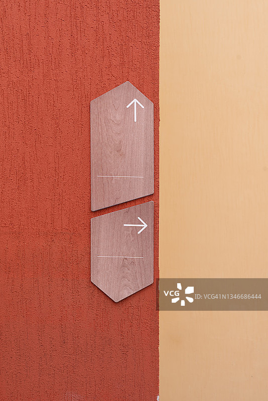 墙上的方向指示牌图片素材