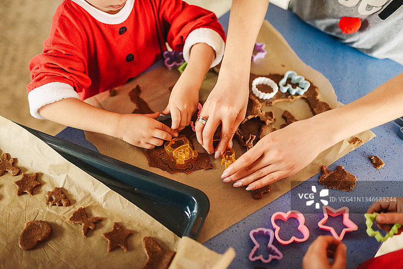 妈妈和孩子们一起制作姜饼饼干图片素材