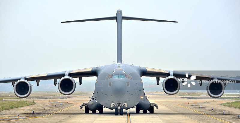 美国制造的C-17环球霸王战略运输机的起降特写图片素材